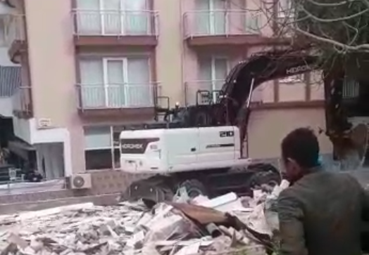Kuşadası’nda yıkım terörü!
