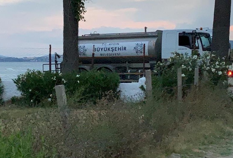 Böyle ihanet olmaz! Yollardan  çekilen lağım denize boşaltıldı
